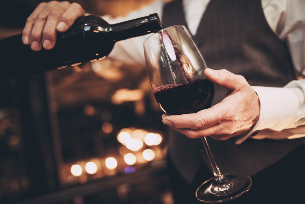 Perché roteare il bicchiere migliora il sapore del vino?